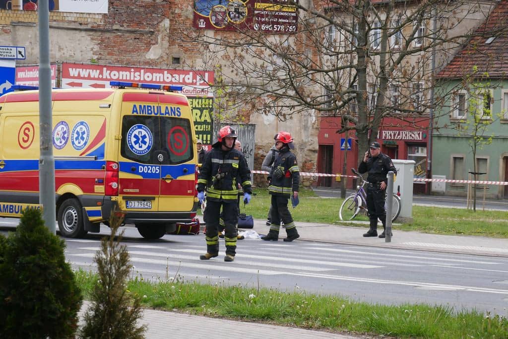 rowerzysta-wpad-pod-autobus-mzk-81180
