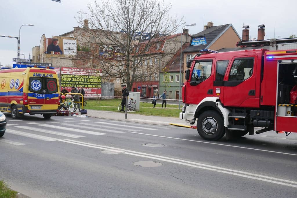 rowerzysta-wpad-pod-autobus-mzk-81180