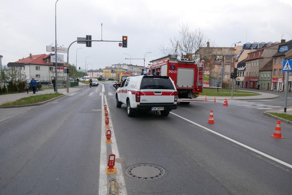 rowerzysta-wpad-pod-autobus-mzk-81180