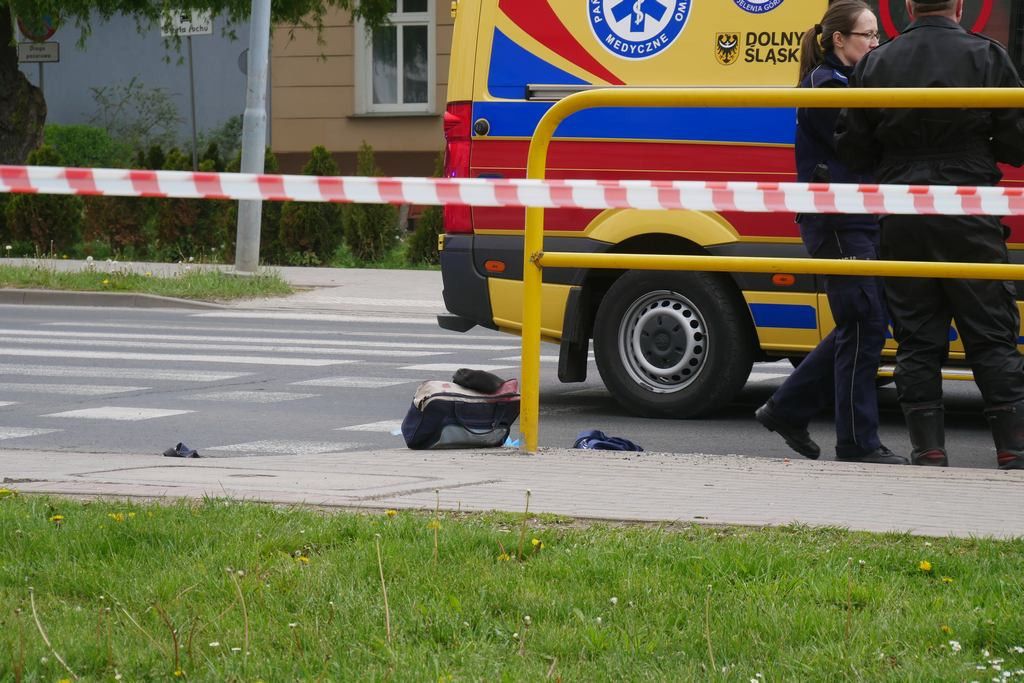 rowerzysta-wpad-pod-autobus-mzk-81180