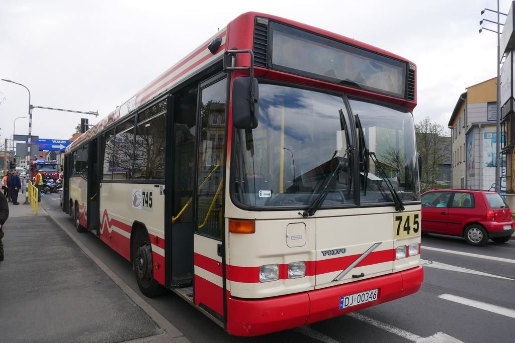 rowerzysta-wpad-pod-autobus-mzk-81180