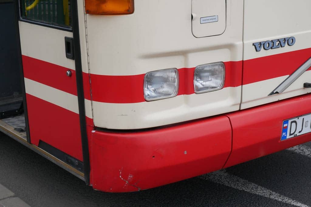 rowerzysta-wpad-pod-autobus-mzk-81180