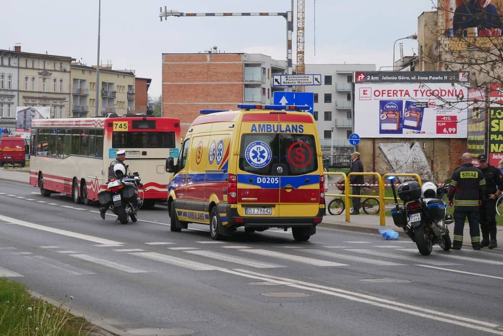 rowerzysta-wpad-pod-autobus-mzk-81180