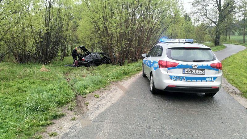 chcia-uciec-policji-auto-wypado-z-drogi-81278