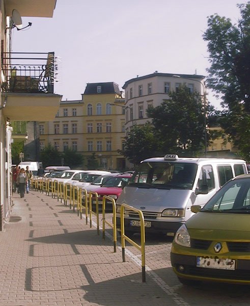 Na prywatnym parkingu przy ulicy Jasnej sporo wolnego miejsca. Właściciele pojazdów wolą zostawiać samochody gdzie indziej.