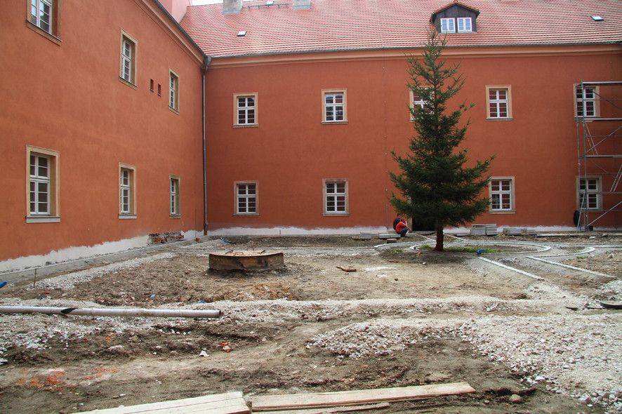Budowa nowego wirydarza (2013 rok)
