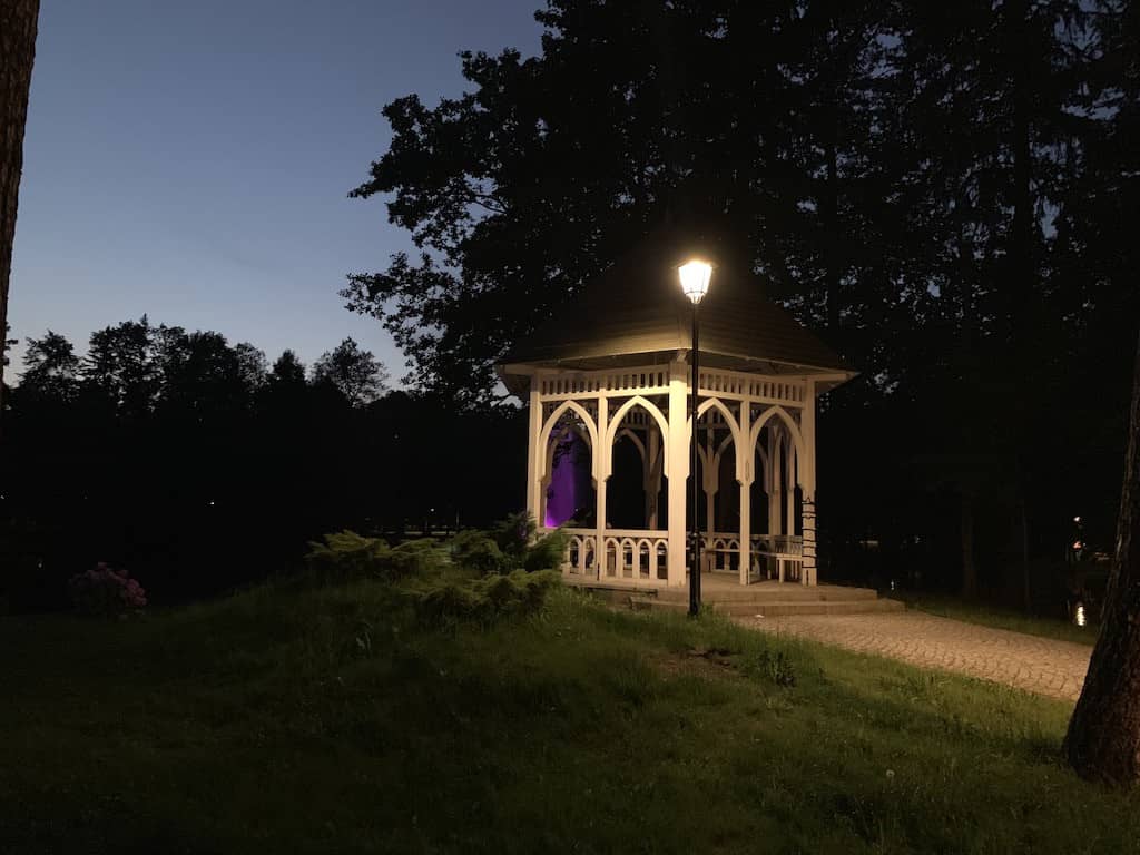 park-piekniejszy-w-dzien-czy-w-nocy-81702