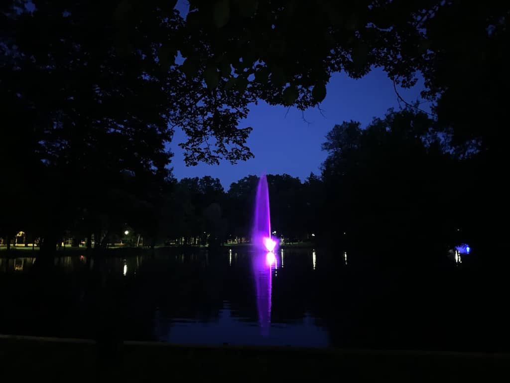 park-piekniejszy-w-dzien-czy-w-nocy-81702