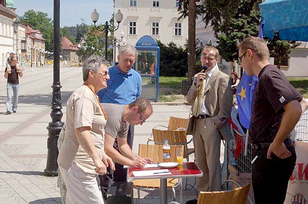 Przy stoliku, gdzie zbierano podpisy, robiło się chwilami tłoczno.