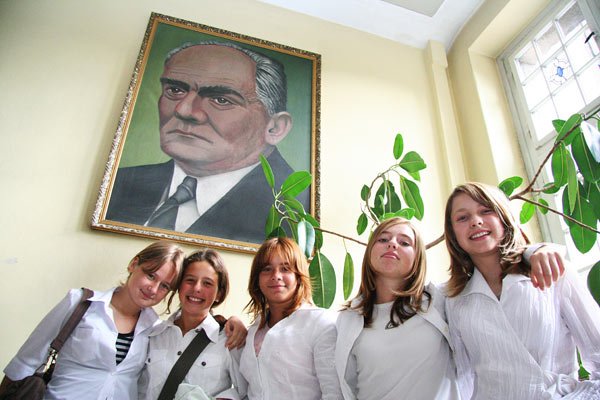 Uczennice pierwszych klas w gimnazjum przy ZSO nr 1 w poniedziałek były zadowolone. Czy pozostanie tak przez pozostałe miesiące nauki?