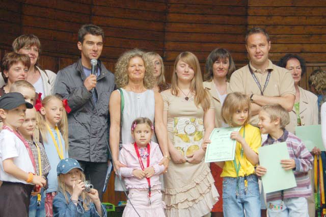 Pamiątkowe zdjęcie na scenie muszli koncertowej.