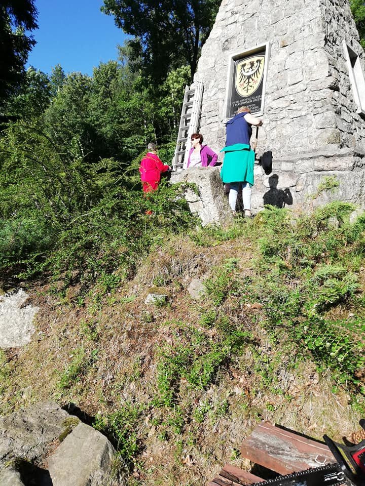porzadki-przy-pomniku-82175