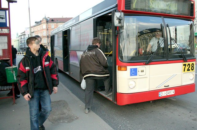 Na większości przystanków są kosze na śmieci z popielniczkami.