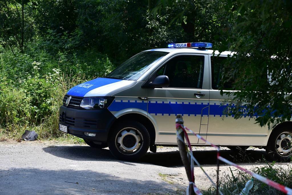 samochod-w-rowie-82202