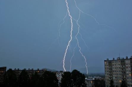 w-jeleniej-gorze-i-powiecie-spodziewane-burze-z-gradem-82330