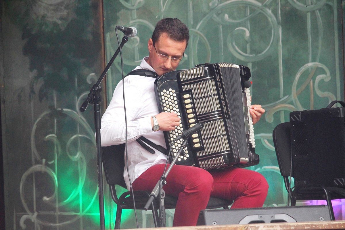 nivel-w-strugach-deszczu-i-soncu-82347