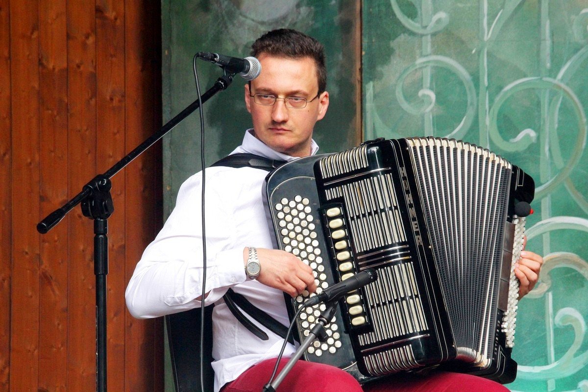 nivel-w-strugach-deszczu-i-soncu-82347