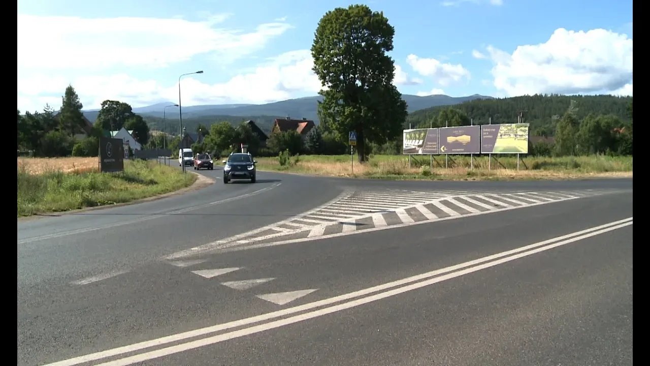 przejscie-dla-pieszych-prowadzace-wpole-82368