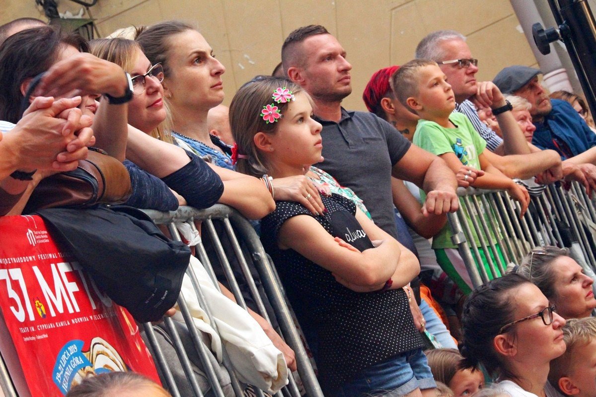 jeleniogorzanie-uwielbiaja-festiwal-teatrow-ulicznych-82439