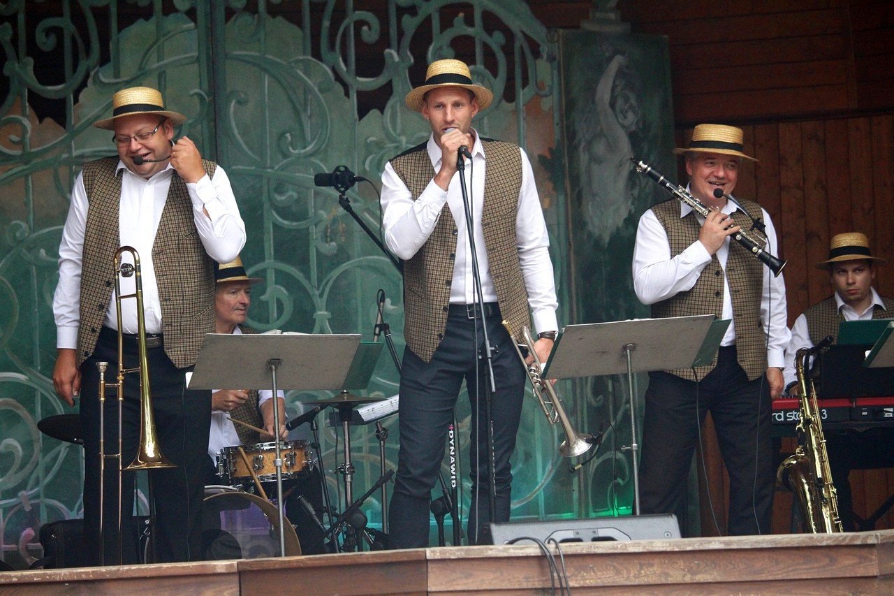 w-parku-zdrojowym-z-czeskimi-muzykami-82441
