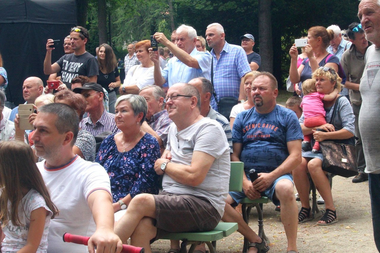 w-parku-zdrojowym-z-czeskimi-muzykami-82441
