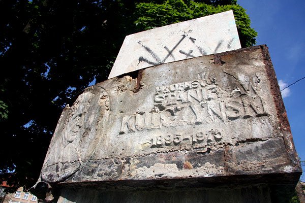 Zniszczony pomnik sprawia fatalne wrażenie.