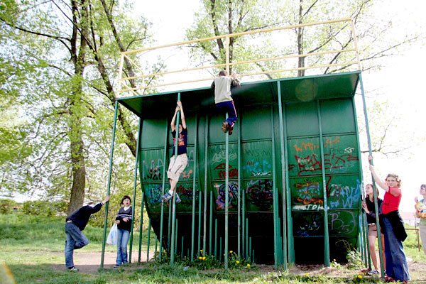 Zabawa podczas festynów Osiedlowego Domu Kultury. Może lepiej, gdyby odbywała się w parku?