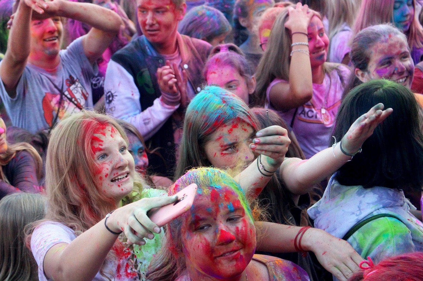 radosny-kolor-fest-82971
