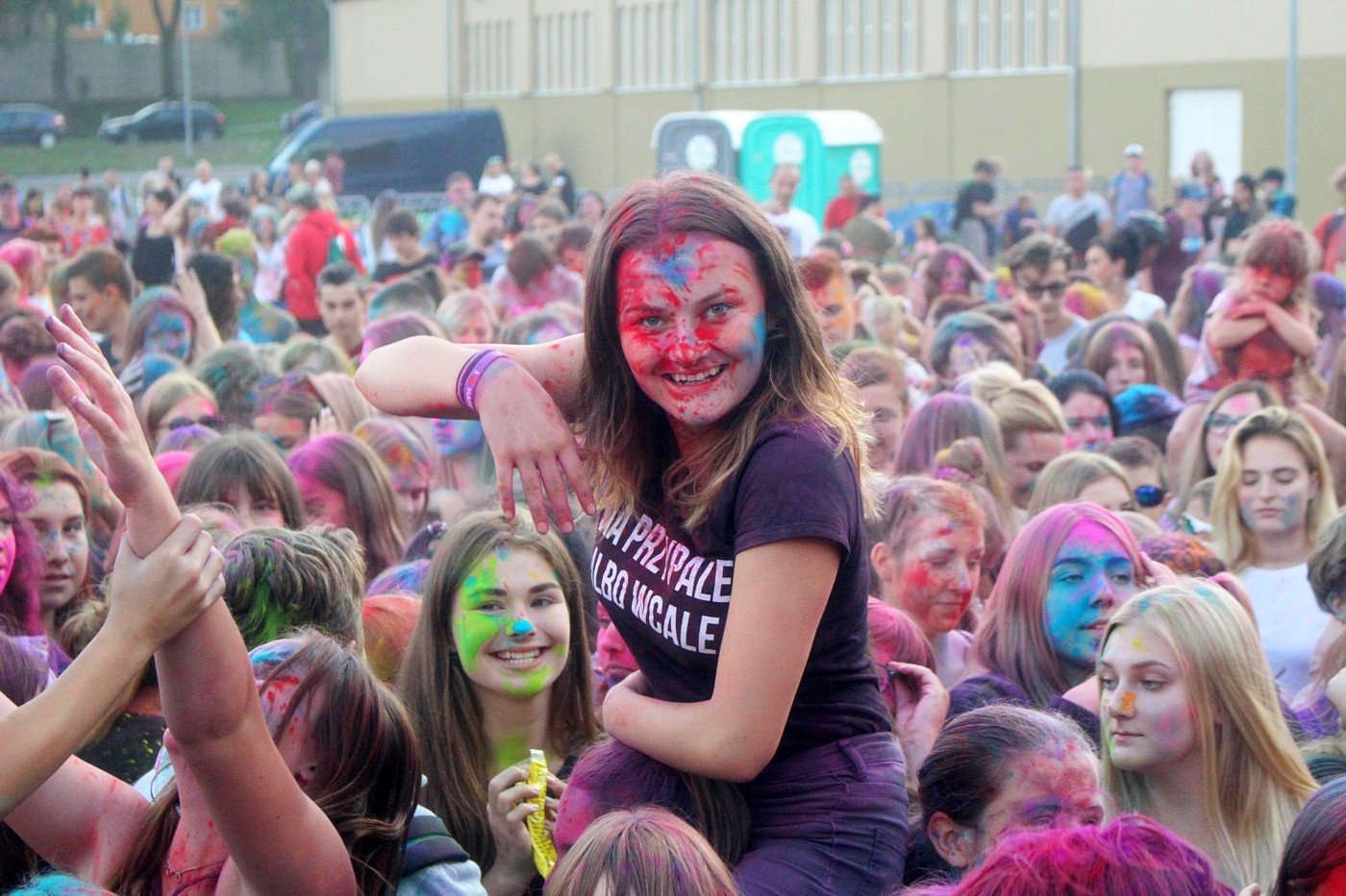 radosny-kolor-fest-82971