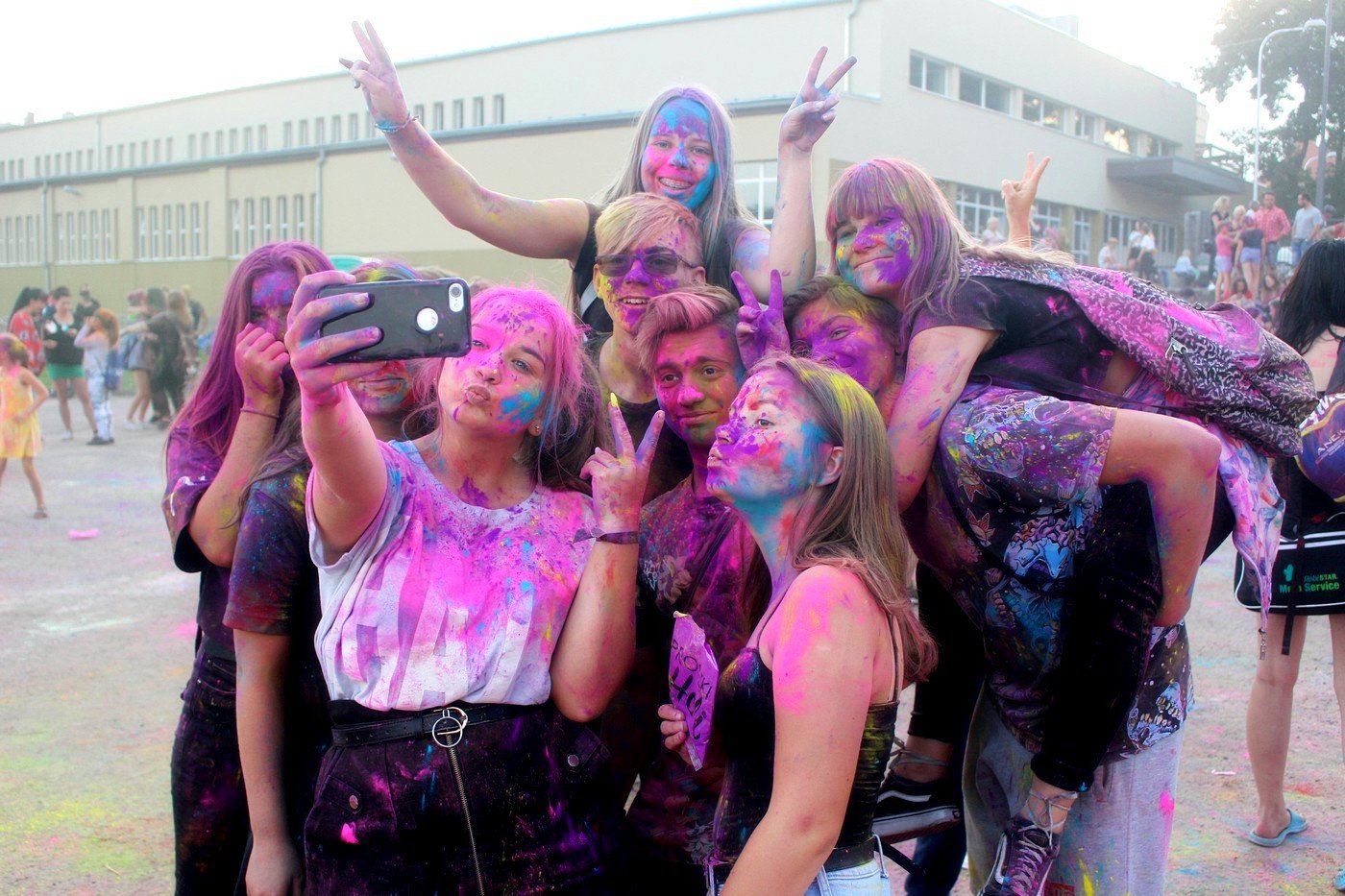 radosny-kolor-fest-82971