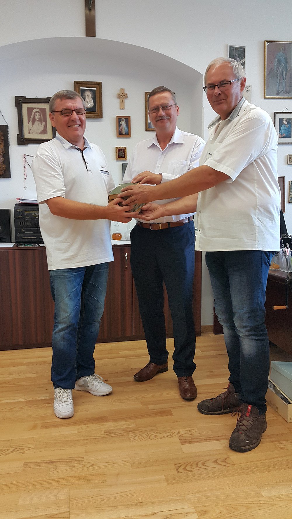 Przekazanie książek 27 sierpnia 2019 roku, od lewej: Stanisław Firszt, Tomasz Miegoń i Krzysztof Tęcza/fot. Archiwum Muzeum Przyrodniczego