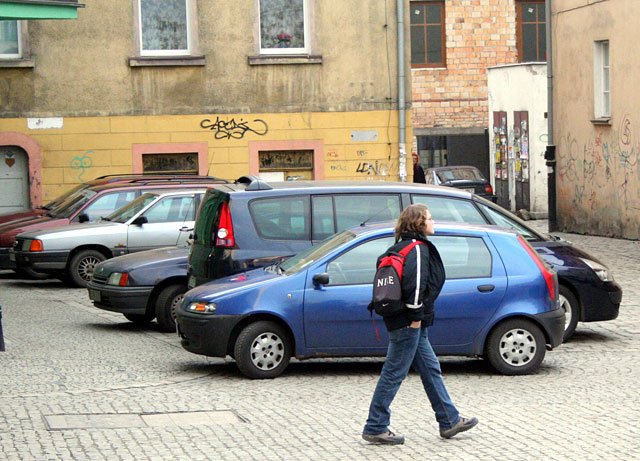 W śródmieściu samochody stoją niemal przy każdej uliczce.
