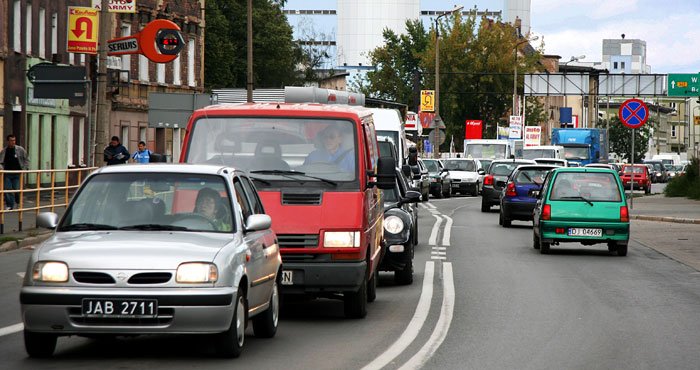 Takie sytuacje to codzienność w centrum Jeleniej Góry. Pomogłaby obwodnica południowa, która na razie istnieje w... planach.