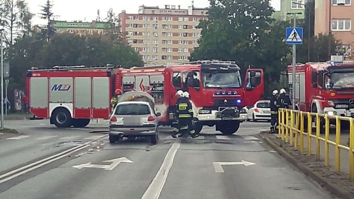 pozar-auta-przy-rondzie-83378