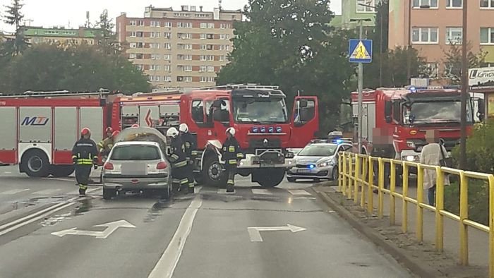 pozar-auta-przy-rondzie-83378