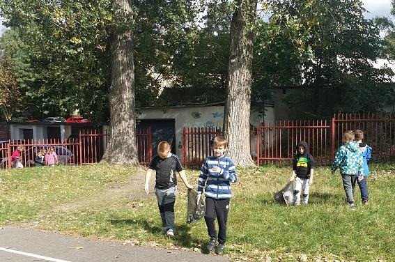 uczniowie-sp7-waczyli-sie-do-akcji-sprzatania-swiata-2019-83450