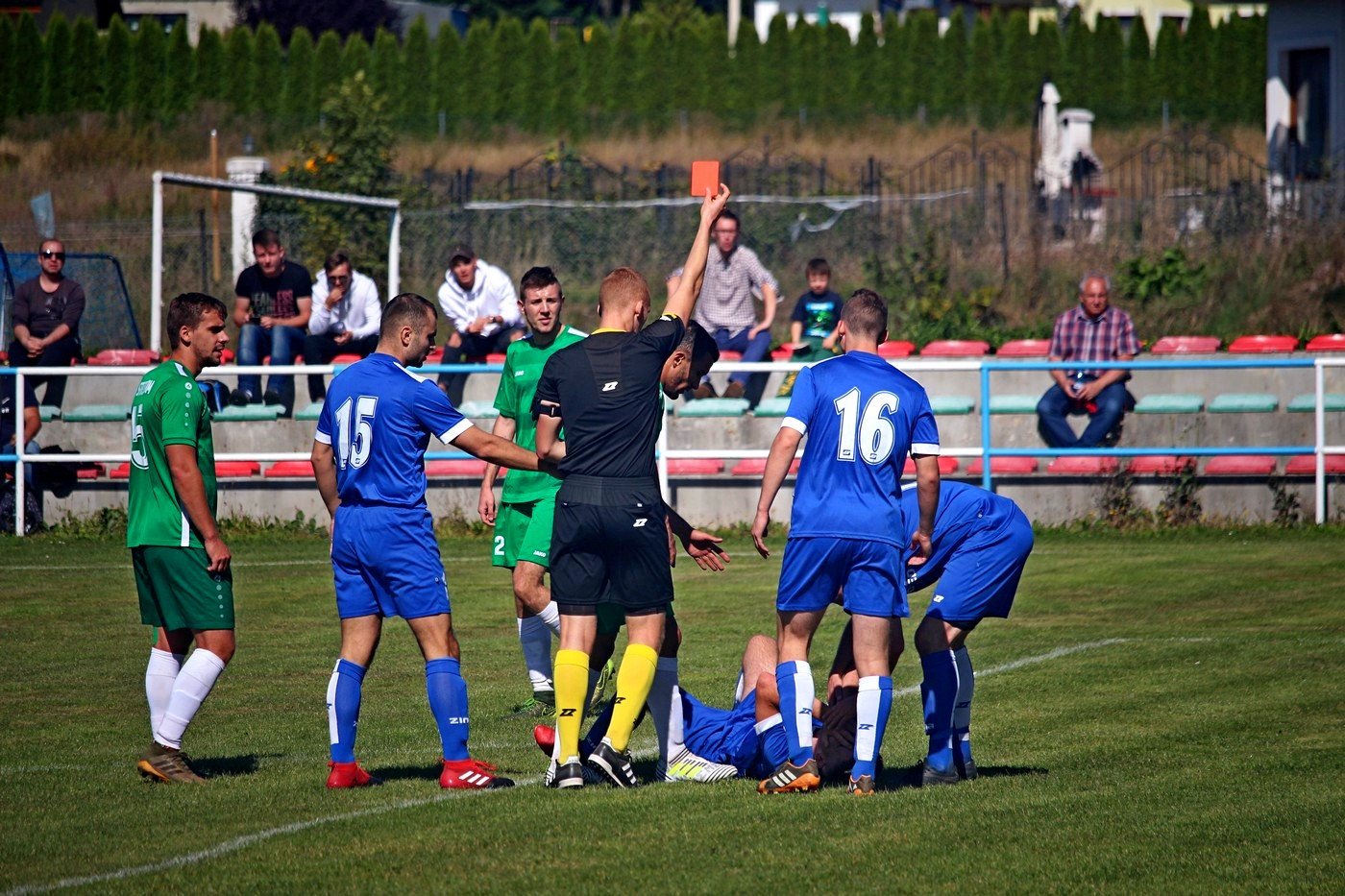 z-przewrotki-w-twarz-czerwona-kartka-83476