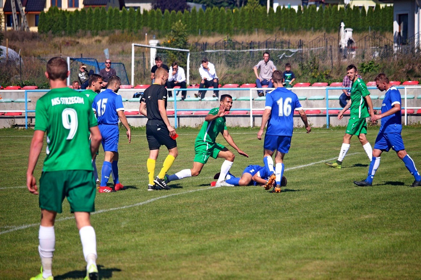 z-przewrotki-w-twarz-czerwona-kartka-83476