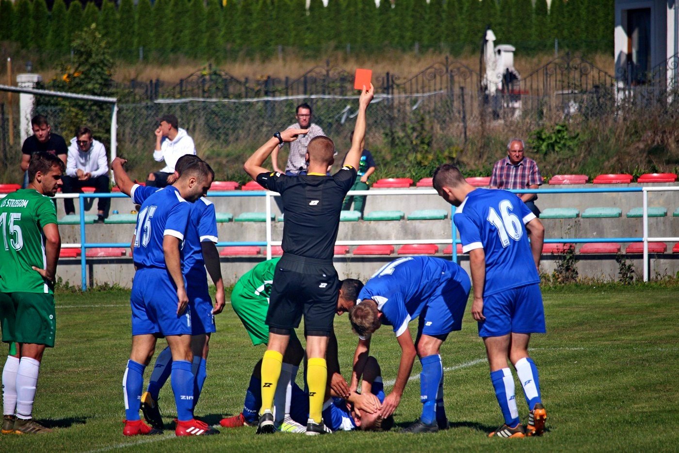z-przewrotki-w-twarz-czerwona-kartka-83476