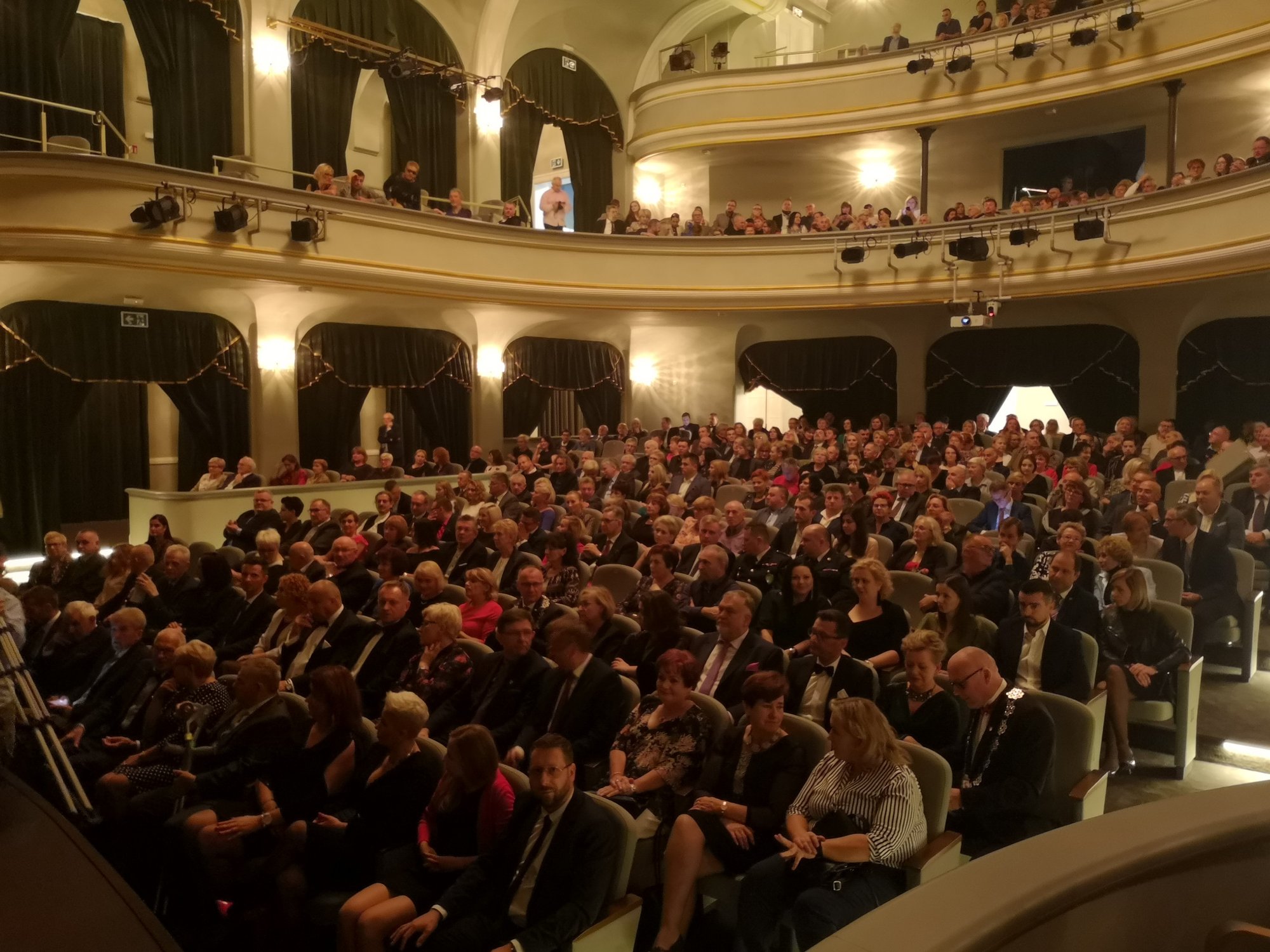 historyczna-premiera-83553