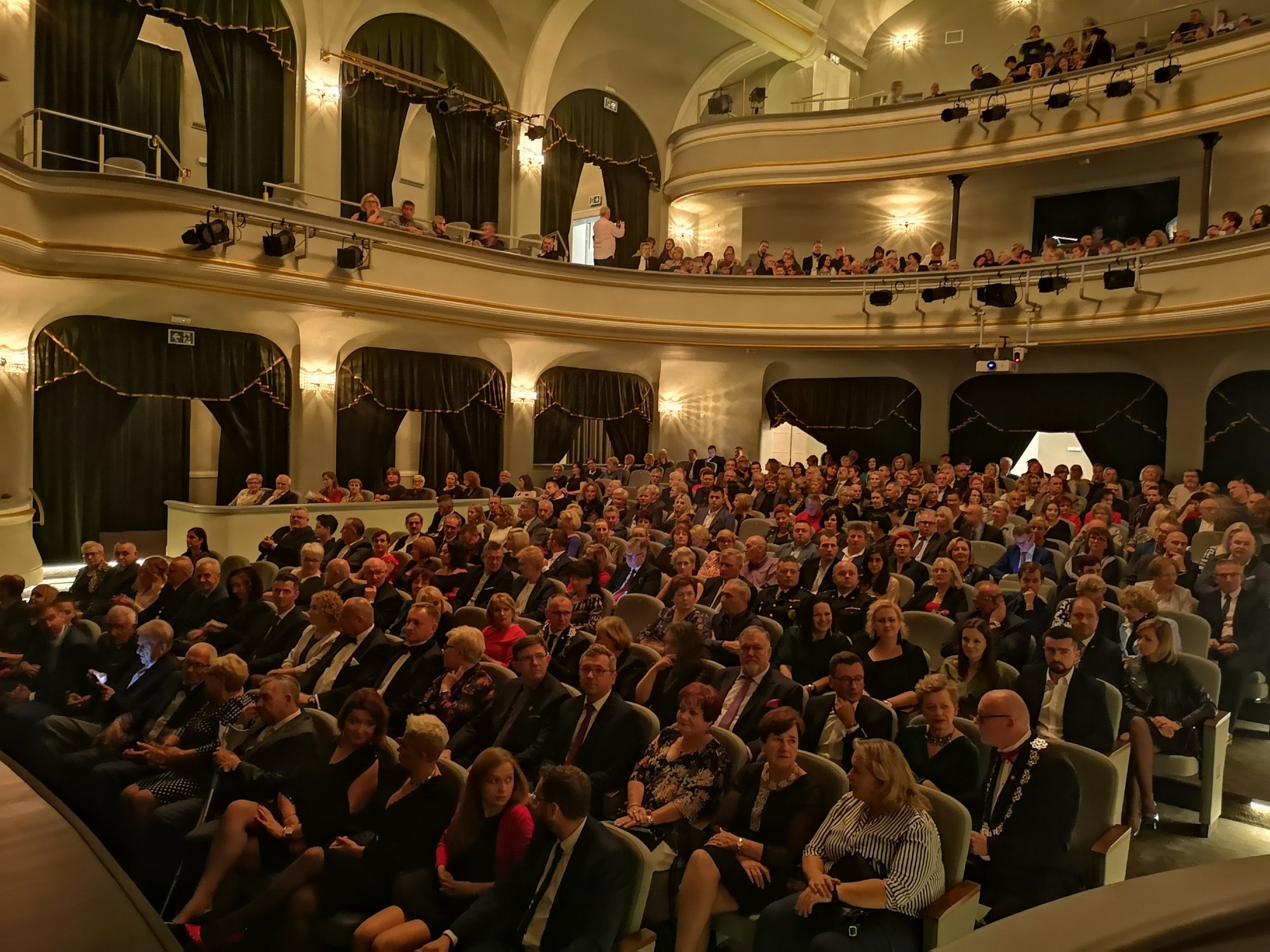 uroczysta-sesja-i-otwarcie-teatru-83558