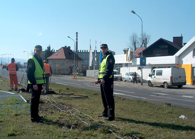 Funkcjonariusze SM sprawdzali w środę postęp prac przy odgradzaniu zamkniętej zebry.