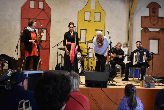 tumy-we-dworze-83796