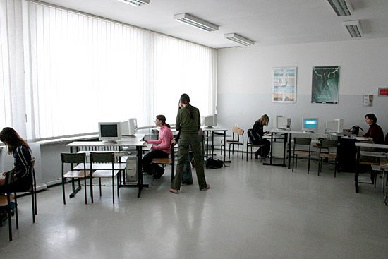 Komputer w szkołach to wciąż częściej narzędzie rozrywki niż pomoc naukowa.