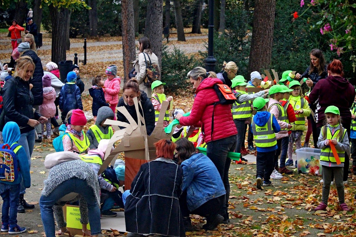 jesienne-drzewo-przedszkolakow-83893