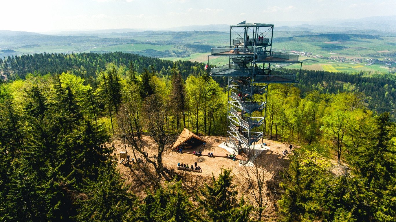 widok-z-wiezy-na-trojgarbie-zachwyca-83896