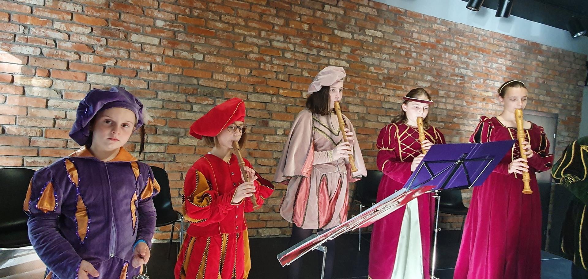 oni-pieknie-graja-muzyke-dawna-84219