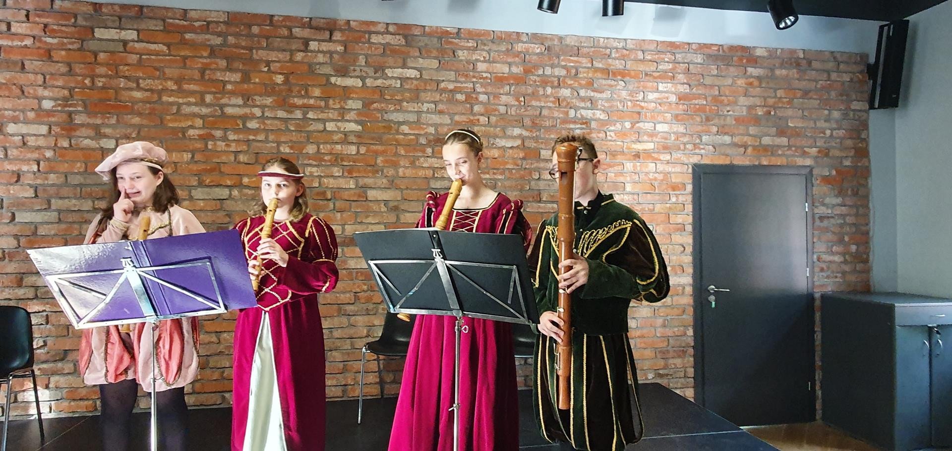 oni-pieknie-graja-muzyke-dawna-84219
