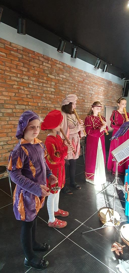oni-pieknie-graja-muzyke-dawna-84219