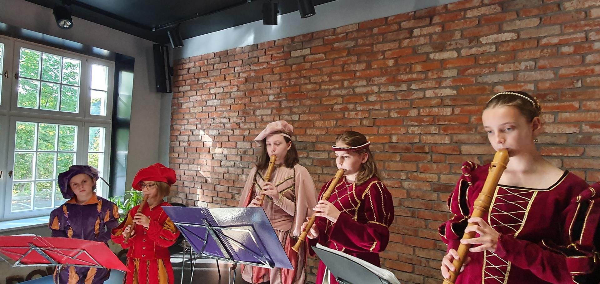 oni-pieknie-graja-muzyke-dawna-84219